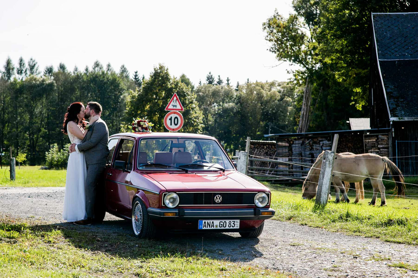 Brautpaar mit Auto