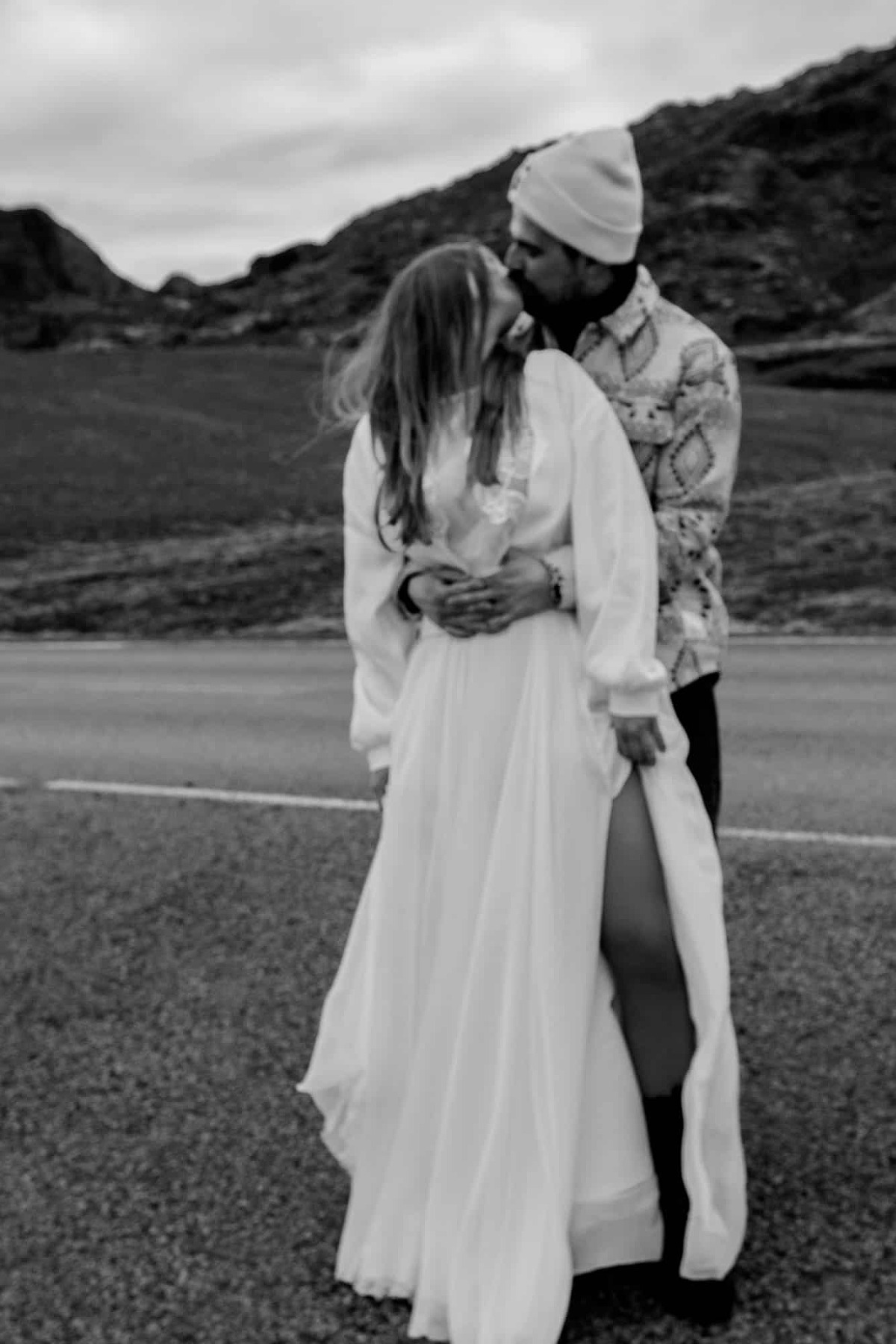 Hochzeitspaar in Island umarmt sich fest