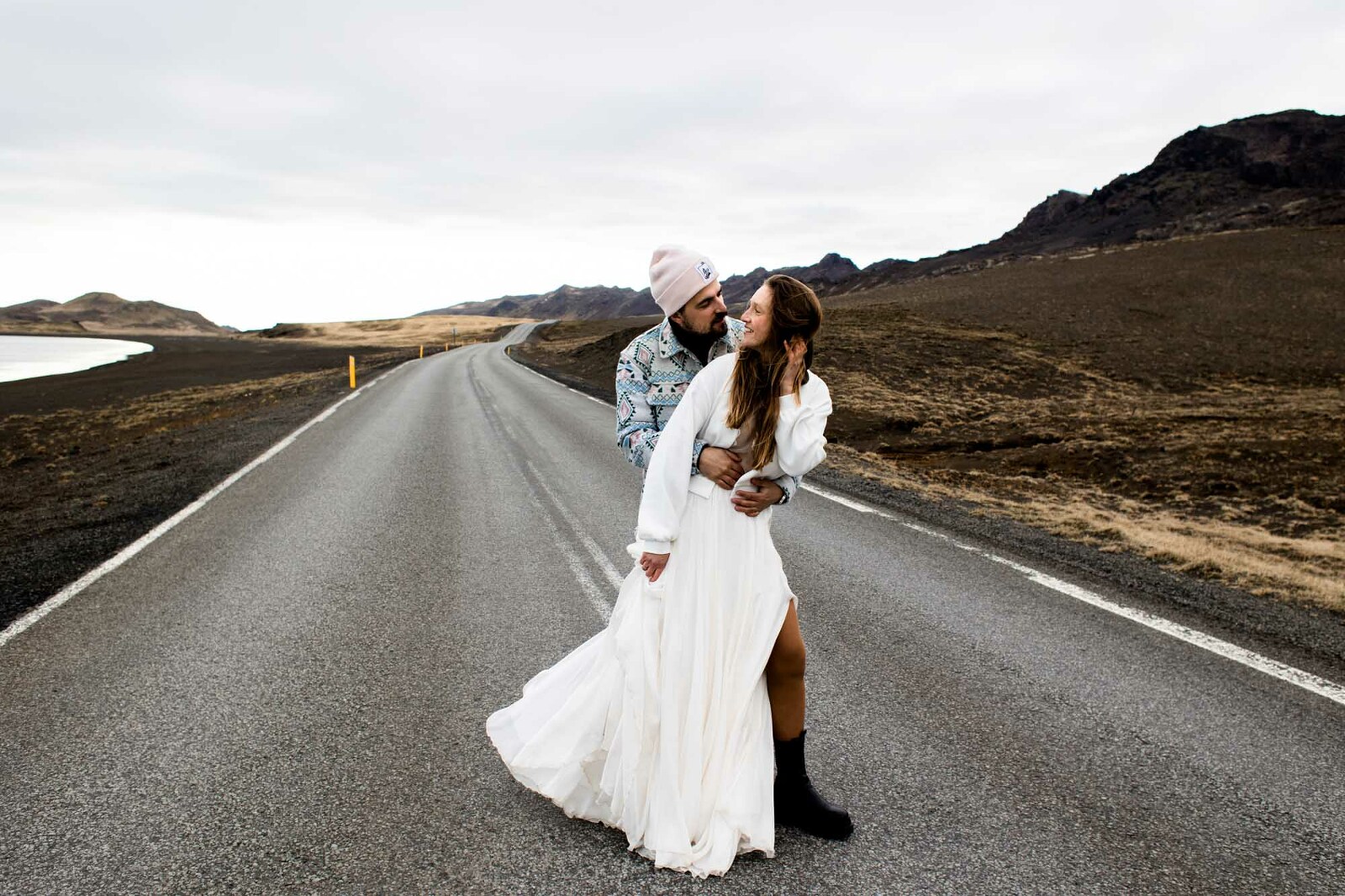 Hochzeitspaar in Island umarmt sich mitten auf der Straße