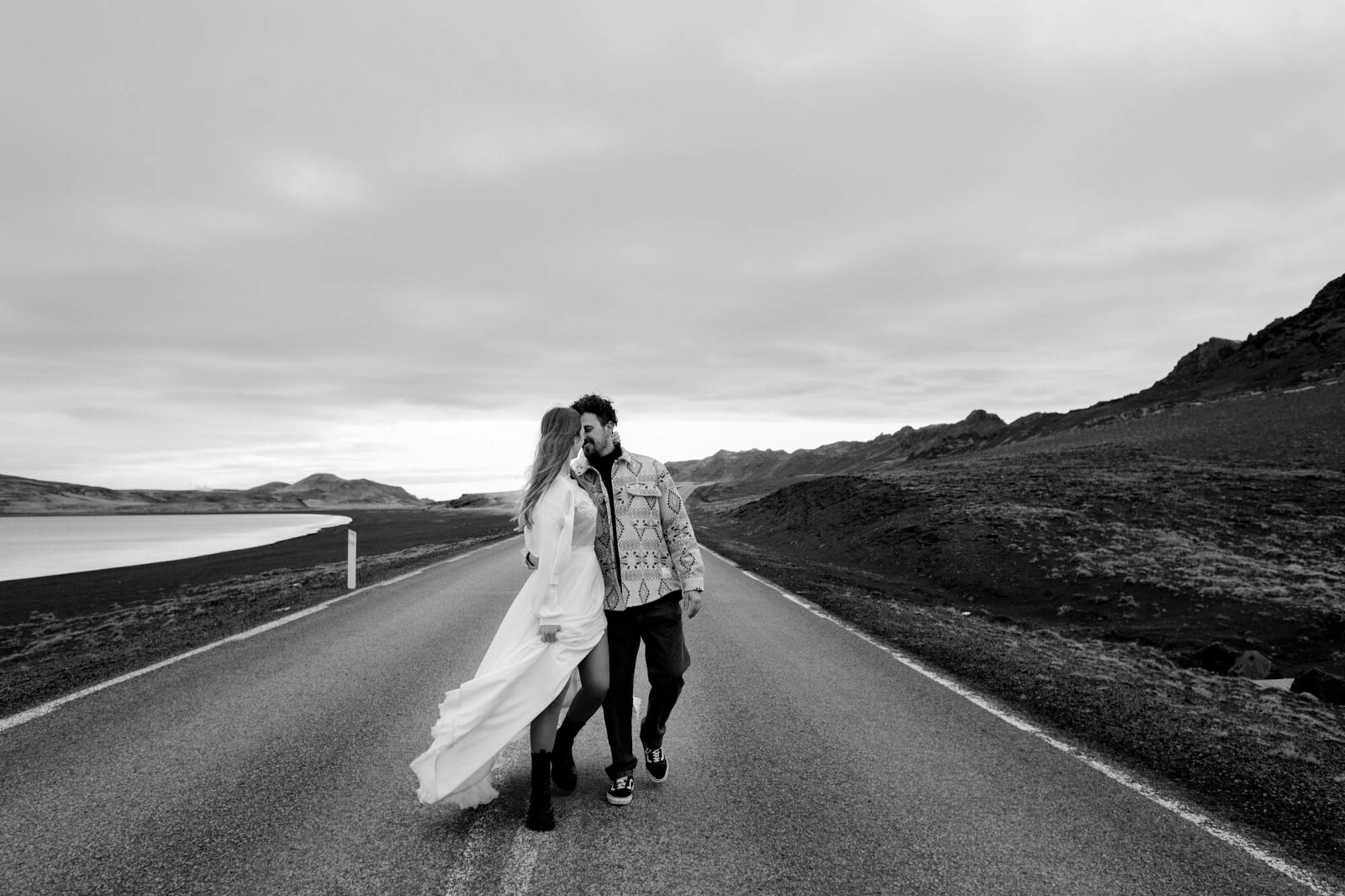 Küssendes Brautpaar in Island