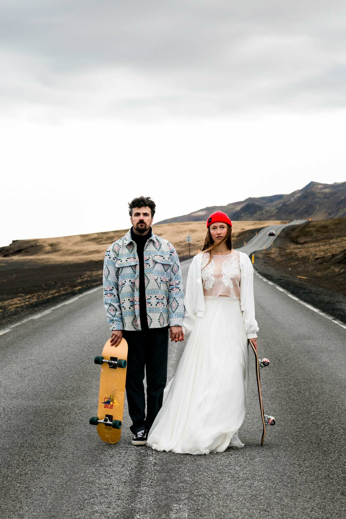 Hochzeitspaar in Island mit dem Skateboard