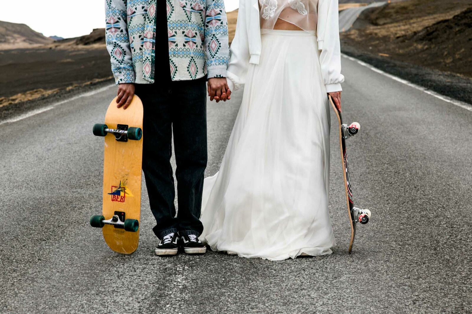 Hochzeitspaar in Island mit dem Skateboard