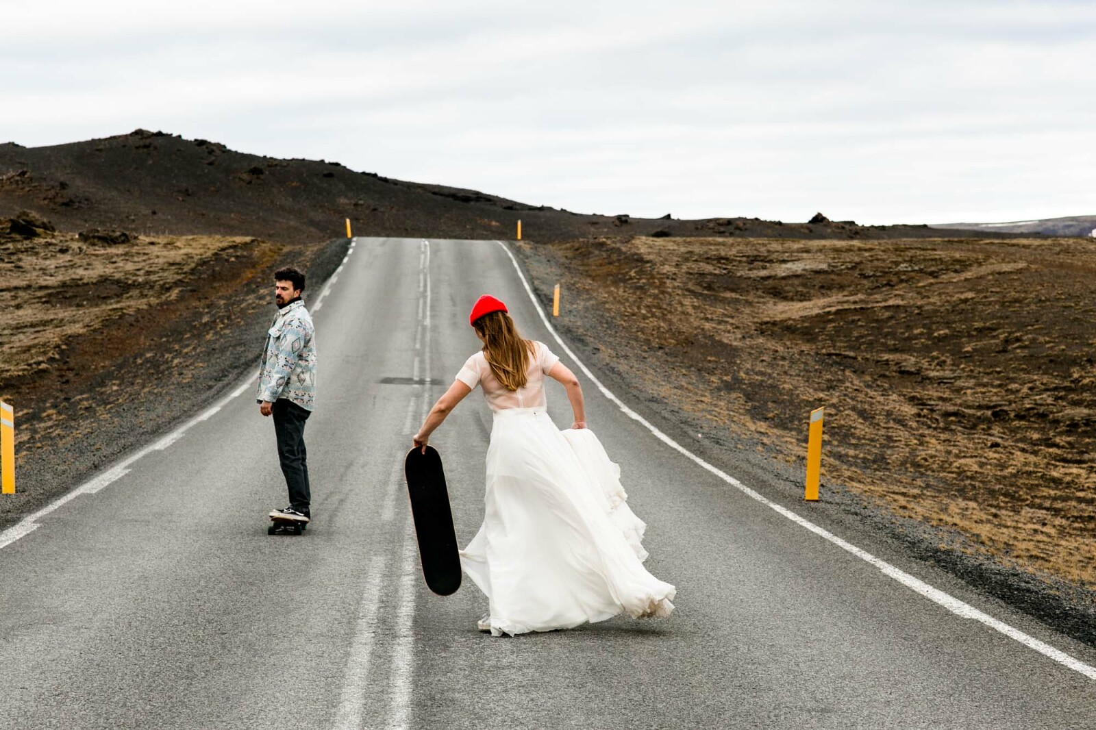 Hochzeitspaar in Island auf dem Skateboard