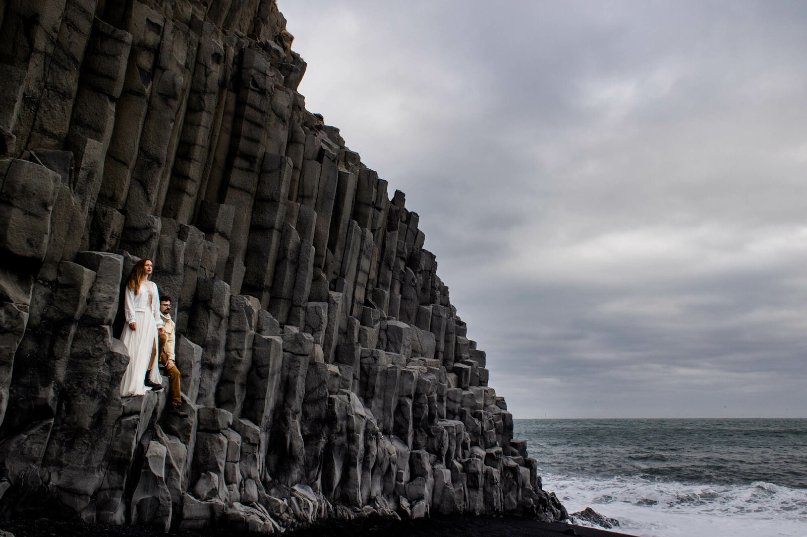 Hochzeitspaar in den Basaltformationen Island