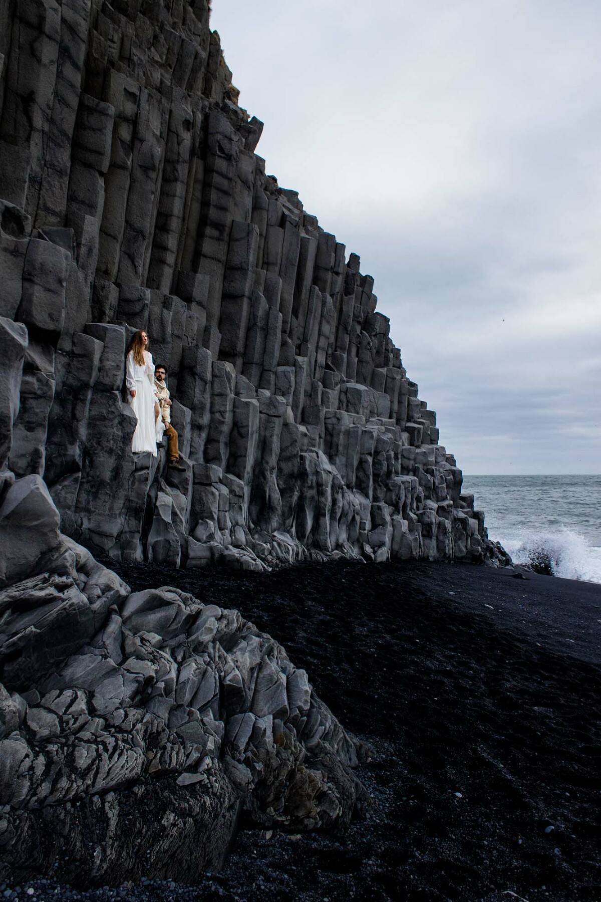 Hochzeitspaar auf den Basaltformationen in Vik