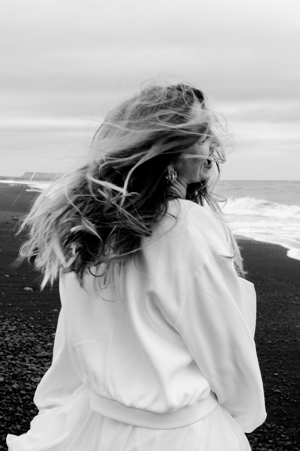 Windiges Wetter in Island, Braut mit wehendem Haar