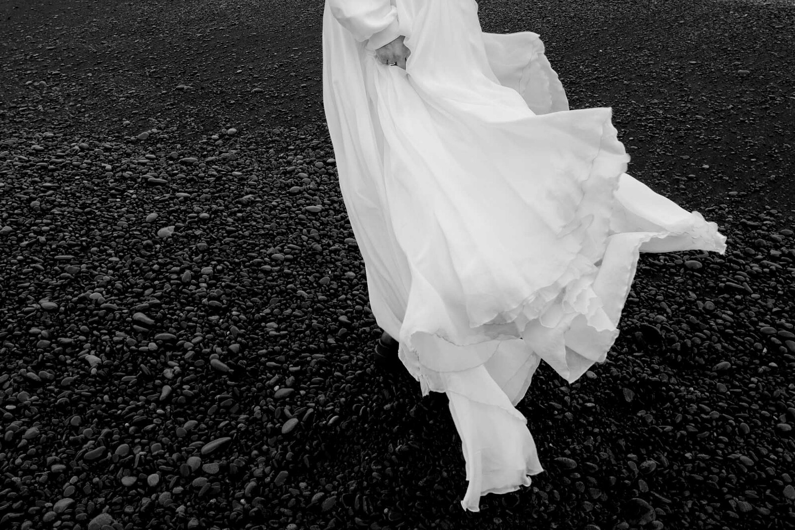 Brautkleid weht am Strand in Island