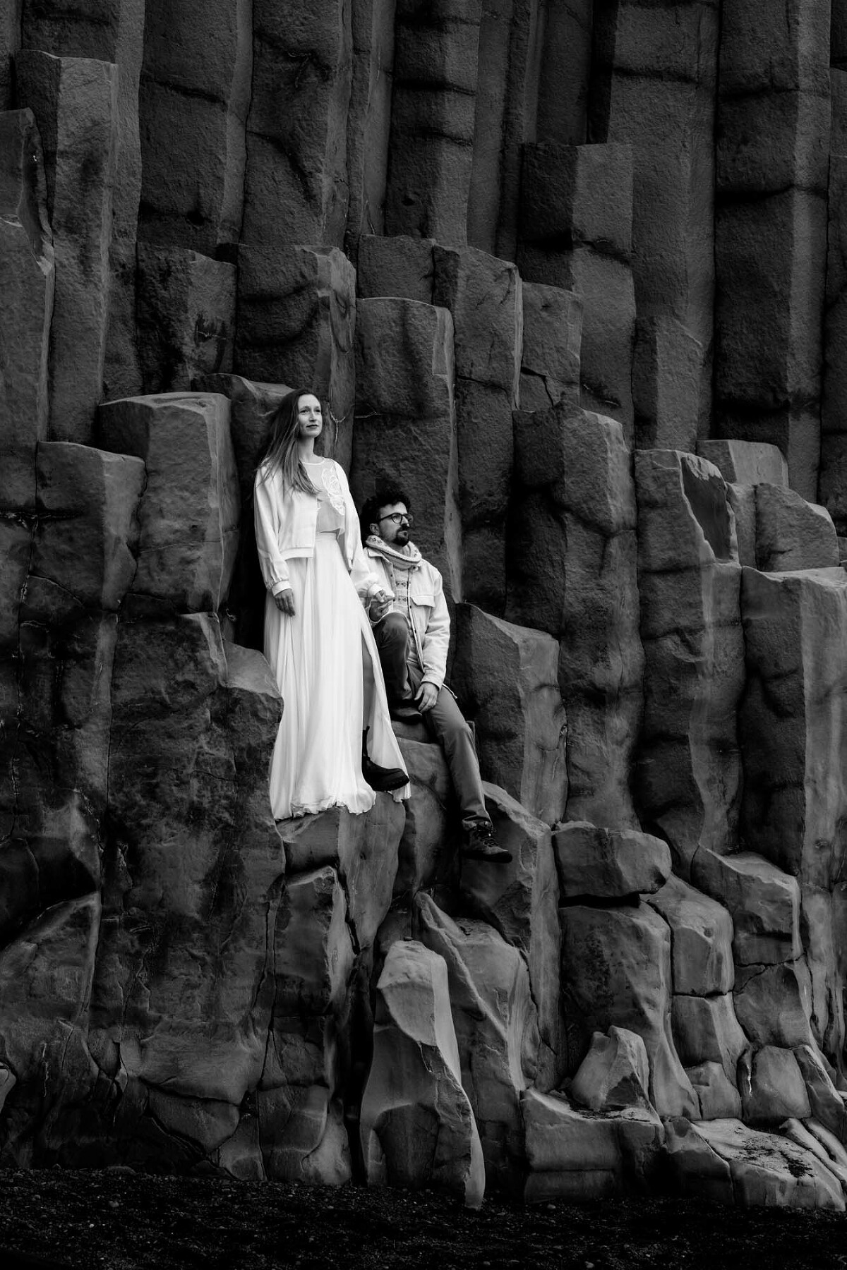 Paar steht in den Basaltfelsen auf Island