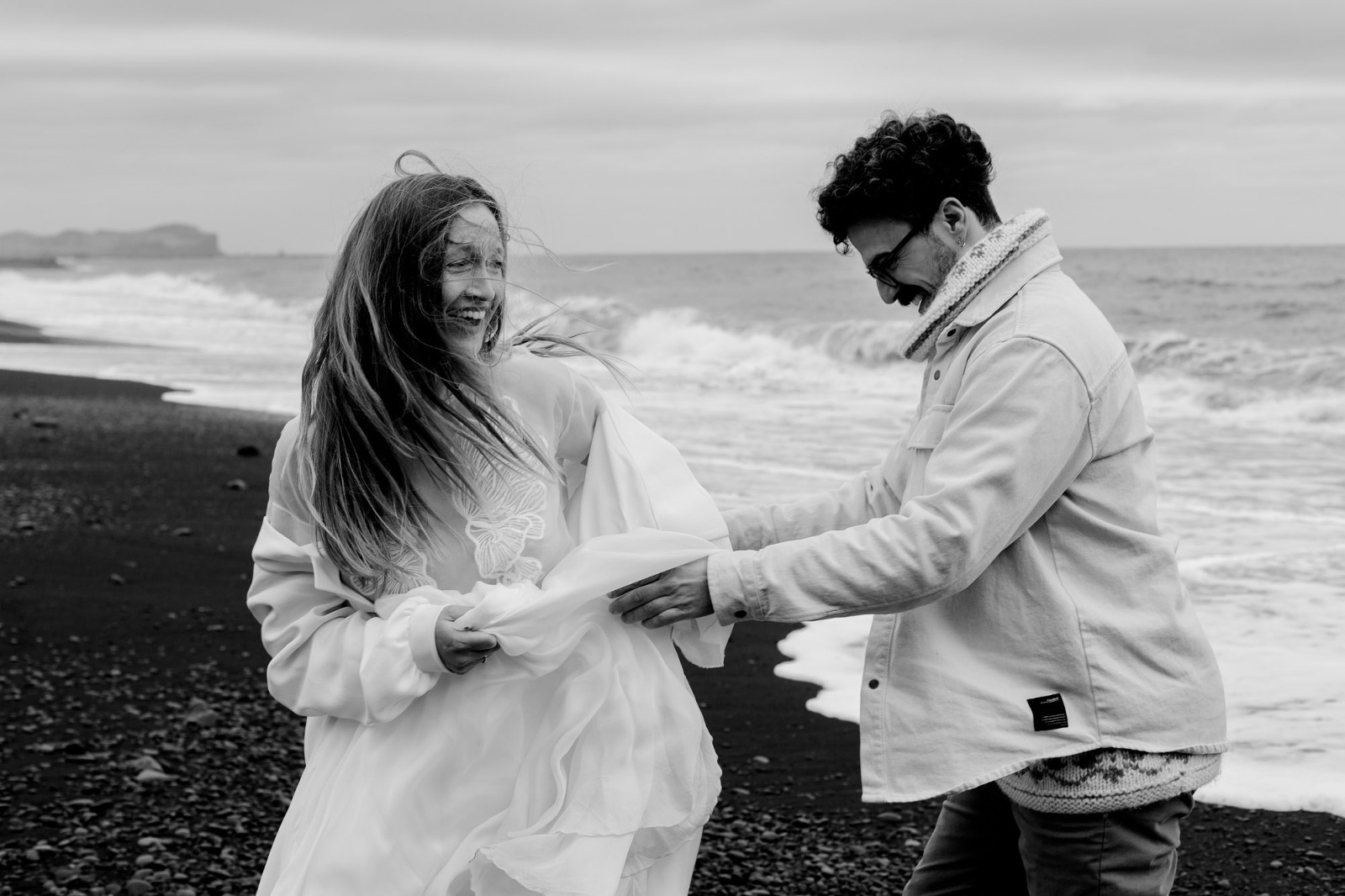 Paar lacht am Strand in Island