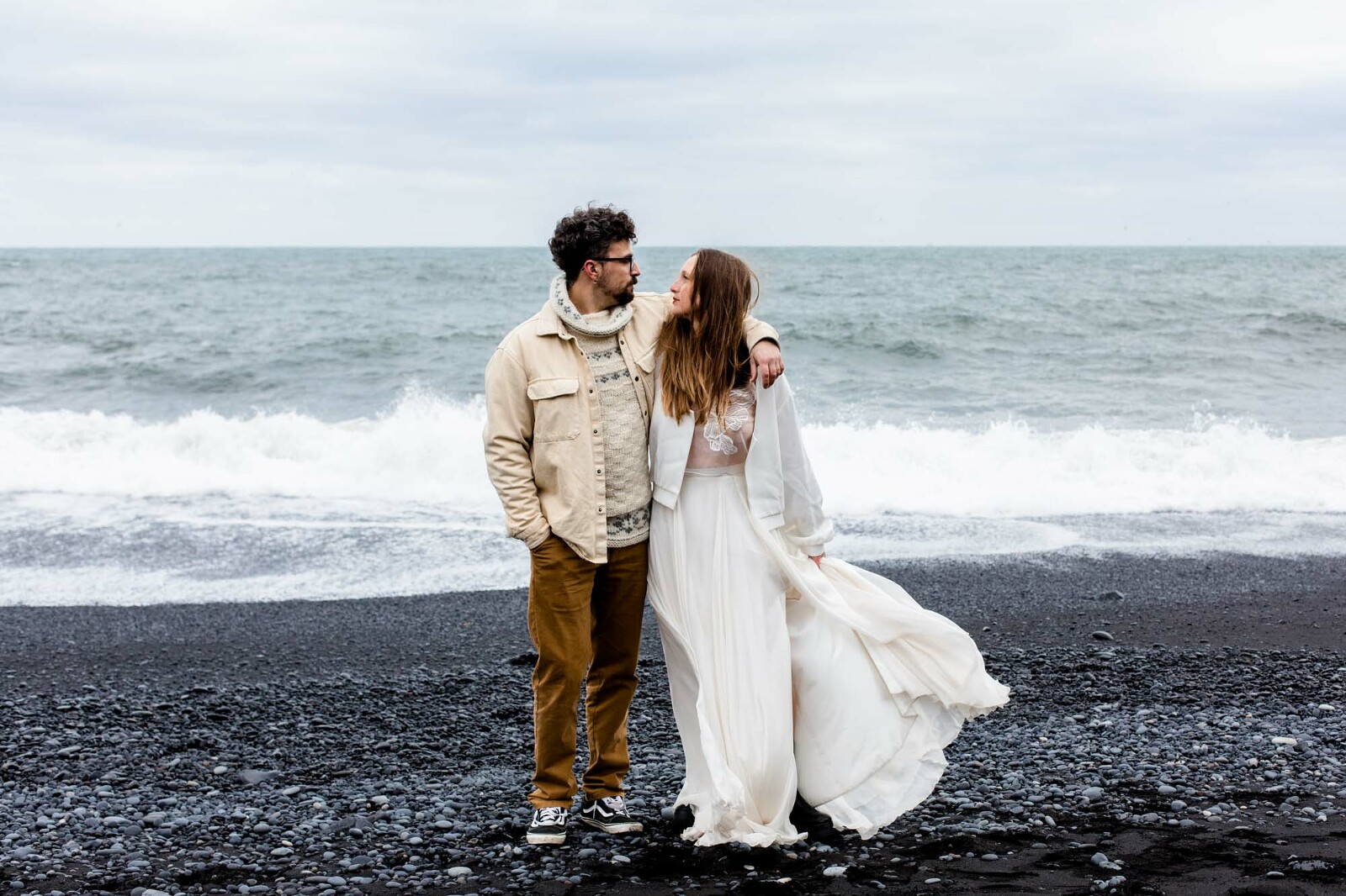 Hochzeitspaar am Strand in Island in Reynisdrangar
