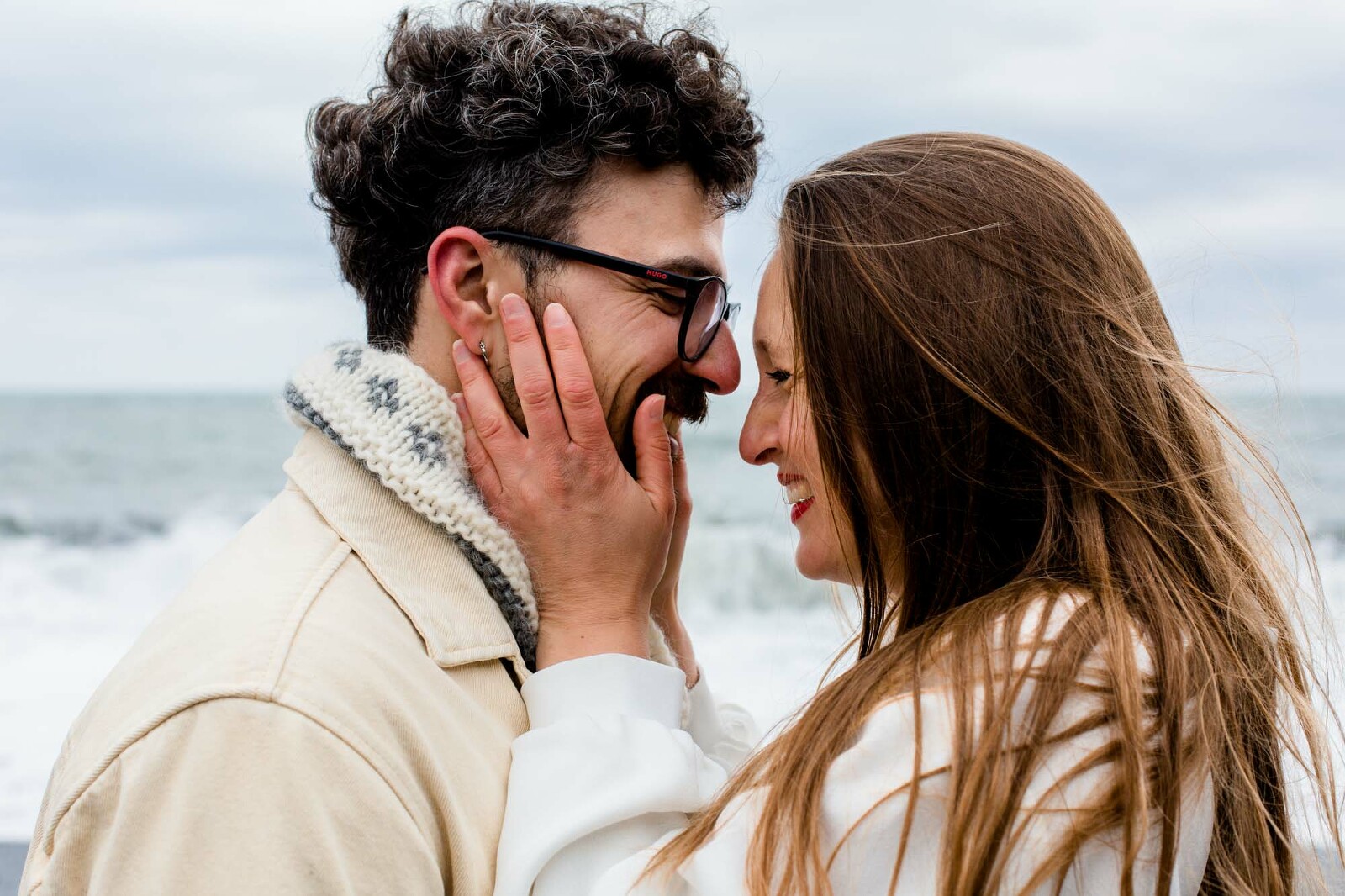 Innnige Umarmung eines Hochzeitspaares auf Island