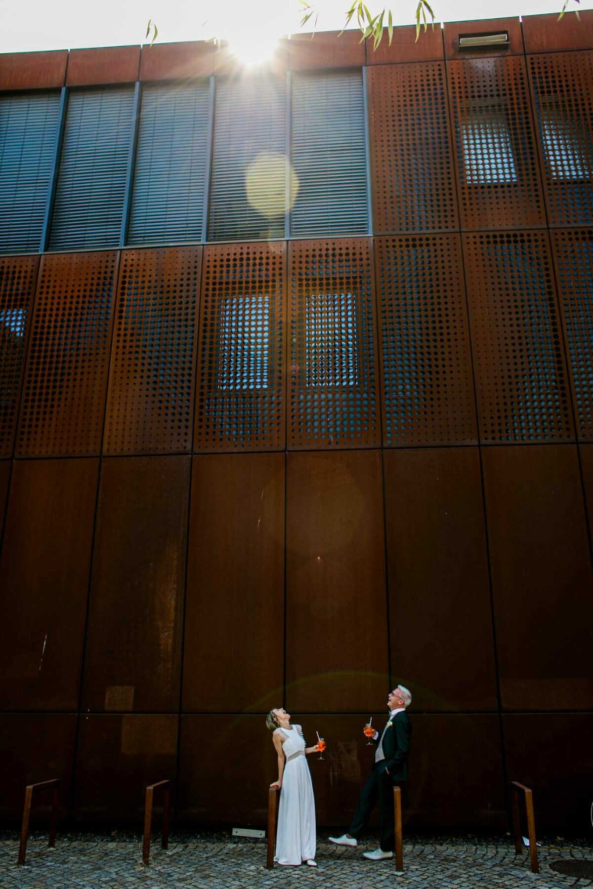 Fröhliches Brautpaar in Dresden