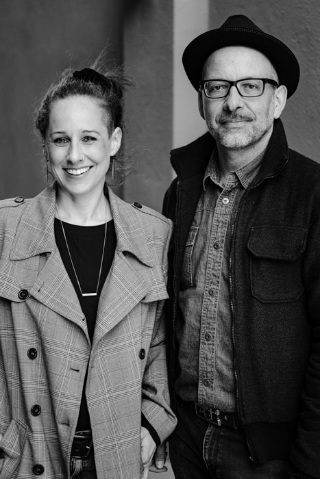 Ein Mann und eine Frau schauen in die Kamera